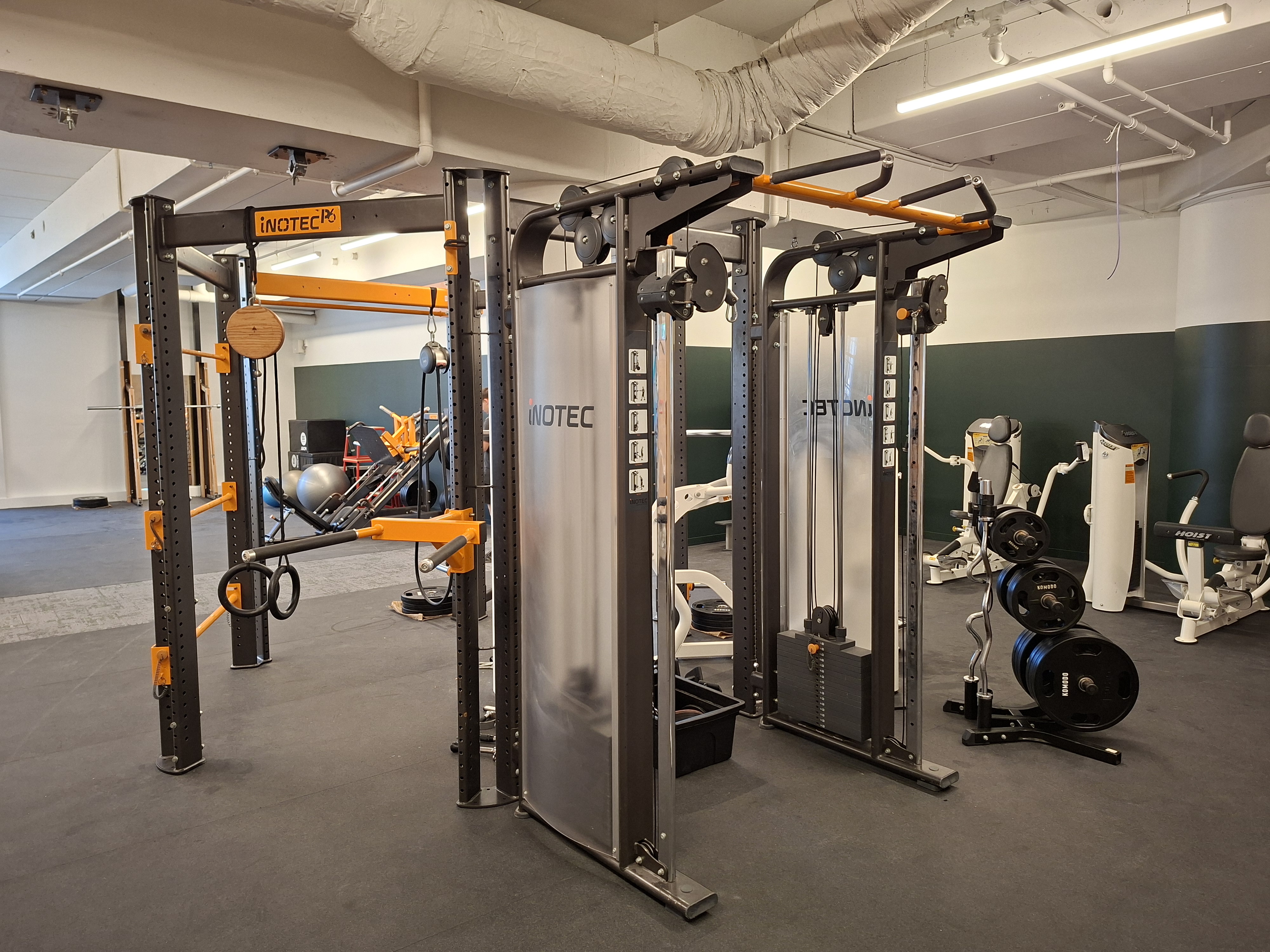 Upper body push and pull zone — Inotec functional training rig with cable systems, pull-up bars and gymnastics rings